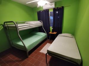 Gorgona Peaceful House tesisinde bir ranza yatağı veya ranza yatakları
