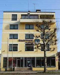 um edifício com um sinal na lateral em Stadthotel Augsburg em Augsburg