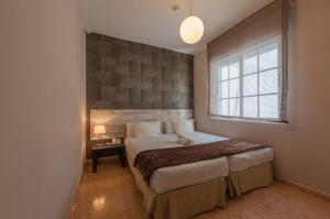 A bed or beds in a room at Hotel Ancora Még 37 kép