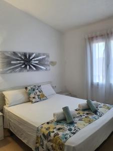 1 dormitorio con 2 camas y ventana en Garbí & Xaloc apartamentos en Cala Galdana