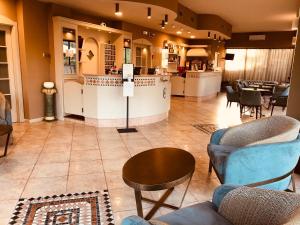 eine Lobby mit Sofas und Tischen und einer Bar in der Unterkunft Hotel Duca Della Corgna in Castiglione del Lago