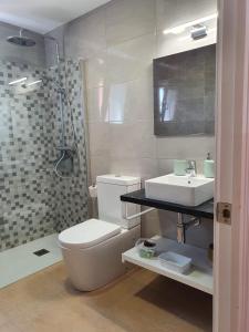 Ένα μπάνιο στο Xaloc & Garbí apartamentos