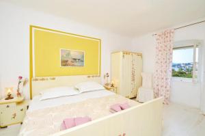 特羅吉爾的住宿－Villa Marini dvori，白色的卧室设有一张大床和一个窗户
