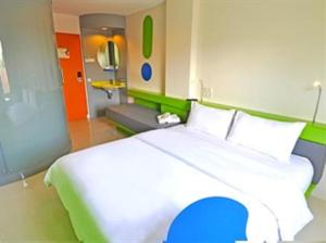 Ένα ή περισσότερα κρεβάτια σε δωμάτιο στο POP! Hotel Tanjung Karang