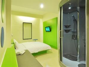 Ένα μπάνιο στο POP! Hotel Tanjung Karang