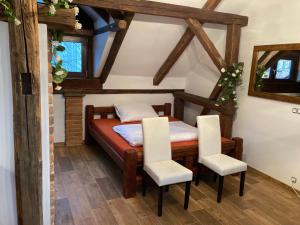 Llit o llits en una habitació de Apartmanový dům 13 Podkroví 1