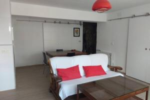sala de estar con sofá blanco y 2 almohadas rojas en Apartamento T28 Edif Europa y parking gratuito, en Sierra Nevada