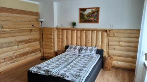 a bedroom with a bed with wooden walls at Agroturystyka uDuraja in Kiczora +23 photos