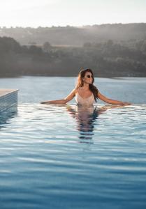 Bazén v ubytování Heron Live Hotel Marina & SPA nebo v jeho okolí