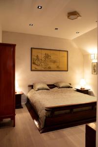 una camera con un letto con due comodini e due lampade di Wabi Sabi B&B a Peer