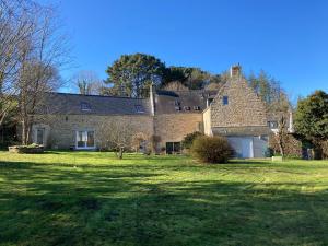 an old stone house with a large yard at Maison près de l'Océan in Pont-Croix