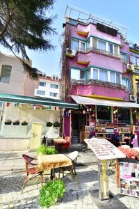 een gebouw met tafels en stoelen ervoor bij Hotel Han in Istanbul