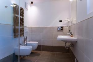 A bathroom at HOTEL B&B MARILENA