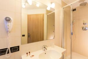A bathroom at HOTEL B&B MARILENA