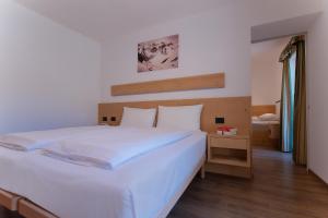 A bed or beds in a room at HOTEL B&B MARILENA