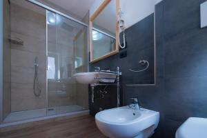 A bathroom at HOTEL B&B MARILENA