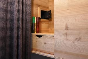 A television and/or entertainment centre at HOTEL B&B MARILENA