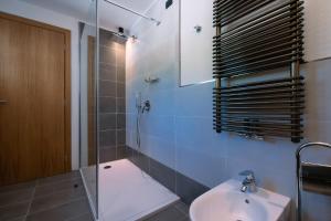 A bathroom at HOTEL B&B MARILENA