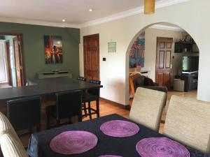una sala da pranzo e un soggiorno con tavolo e sedie. di Eden Cottage Countryside Retreat a Ennis