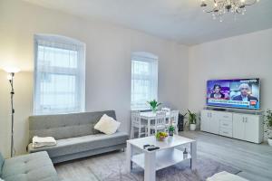 Televízia a/alebo spoločenská miestnosť v ubytovaní Apartmán BB centrum