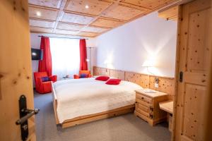 Voodi või voodid majutusasutuse Hotel Engiadina toas