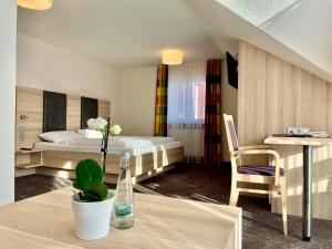 Giường trong phòng chung tại Landhotel zur Linde