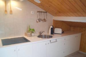 Kuchyň nebo kuchyňský kout v ubytování Atico de madera Apartamento en Rinlo, RIBADEO