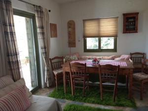 uma sala de jantar com uma mesa e cadeiras e um sofá em MOUNTAIN HOUSE - SETTA em Séta