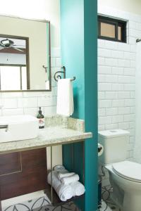 Um banheiro em La Fortuna Lodge by Treebu Hotels