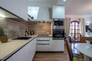 A kitchen or kitchenette at Appartamento San Teodoro centro