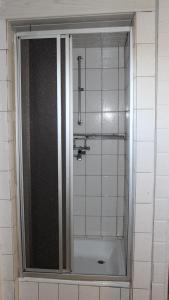 uma casa de banho com um chuveiro e uma banheira em Monteur Apartment Victoria em Hagen