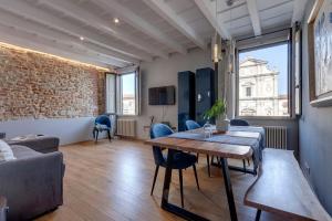 ein Wohnzimmer mit einem Tisch und einem Sofa in der Unterkunft Mamo Florence - San Marco Apartment in Florenz