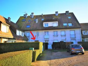 a car parked in front of a large house at YELETIM in Courseulles-sur-Mer