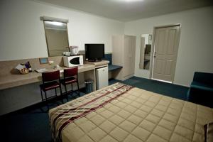 En eller flere senge i et værelse på Centrepoint Motor Inn