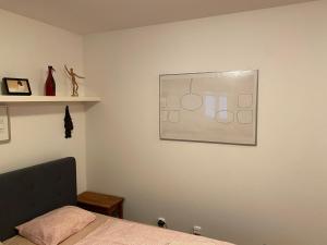 プラハにあるアパー トメント フローレンツのベッドルーム1室(ベッド1台付)が備わります。壁に絵が飾られています。