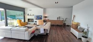 Televízia a/alebo spoločenská miestnosť v ubytovaní Premium Habitat La Plana