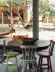 eine hölzerne Schüssel auf einem Tisch mit Stühlen in der Unterkunft Casa dos Irmãos in Prea