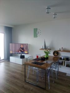 salon ze stołem i telewizorem w obiekcie Baltic Beach View Porta Mare plaża w Dziwnówku