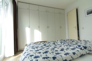 デ・ハーンにあるAppartement zeepolder IIIのベッドルーム1室(青と白の掛け布団付きのベッド1台付)
