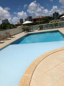 uma grande piscina no topo de um edifício em Loft luxo duplex com dois colchões adicionais e sofá cama em Salvador