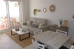 salon z kanapą i stołem w obiekcie Apartamento completo max. 6 huéspedes w mieście Cumbre del Sol