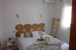 sypialnia z białym łóżkiem z dużym zagłówkiem w obiekcie Apartamento completo max. 6 huéspedes w mieście Cumbre del Sol
