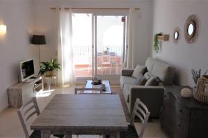 salon ze stołem i kanapą w obiekcie Apartamento completo max. 6 huéspedes w mieście Cumbre del Sol