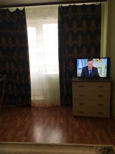 クルスクにあるApartament on Prospect Pobedy 44のテレビ