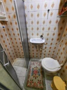 un baño con inodoro y lavabo en Casa no Centro de Arraial do Cabo, en Arraial do Cabo 22 fotos más