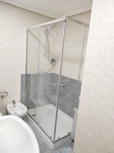 y baño con ducha y puerta de cristal. en H Los Rafaeles, en Torrejón de Ardoz