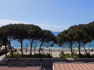 - Vistas a una playa con árboles y al océano en casa Calla en Maiori