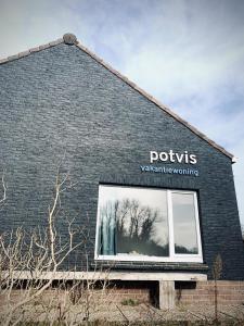 Byggingin sem sumarhúsið er í