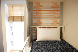 En eller flere senge i et værelse på Happy Island Hostel
