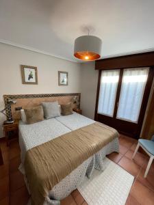 ein Schlafzimmer mit einem großen Bett in einem Zimmer in der Unterkunft Pensión Biazteri in Laguardia